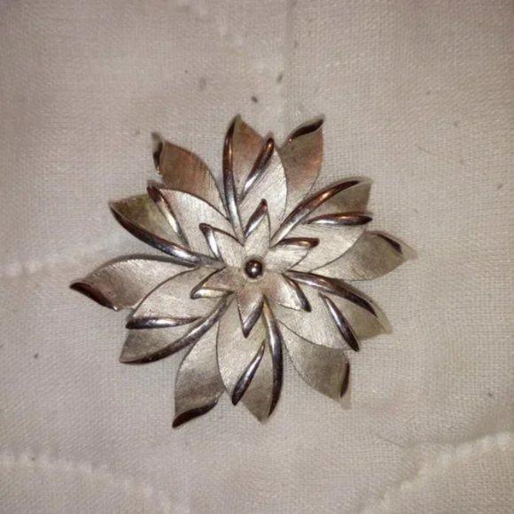 Vintage Silver Flower Pin - Picture 1 of 3